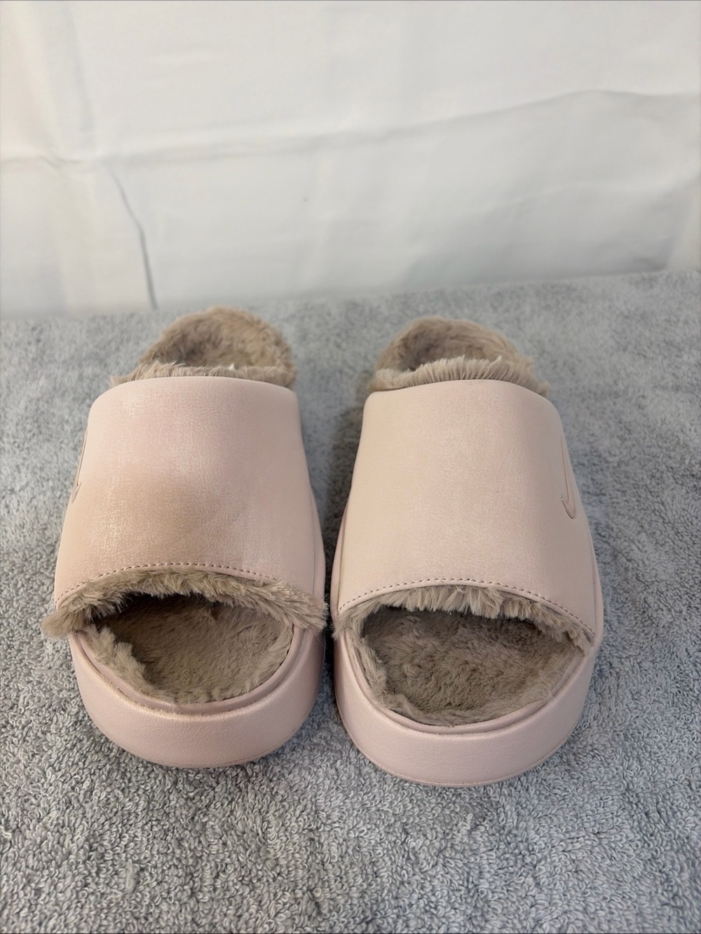 Nike Women's calm elevation fur women’s slides. Silt Red/Malt. BNWOB! Stk#EC0009